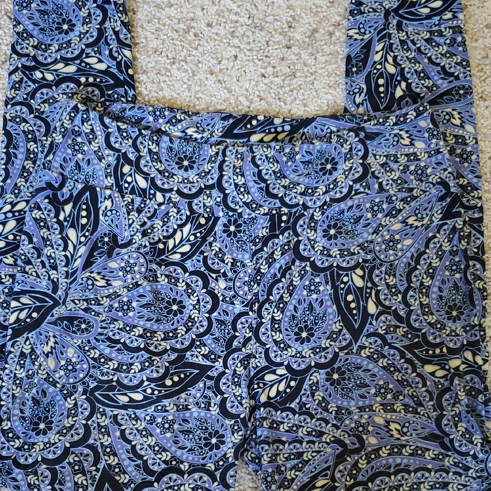 #L016 (CH) NWOT LuLaRoe Black and Purple Paisley Leggings